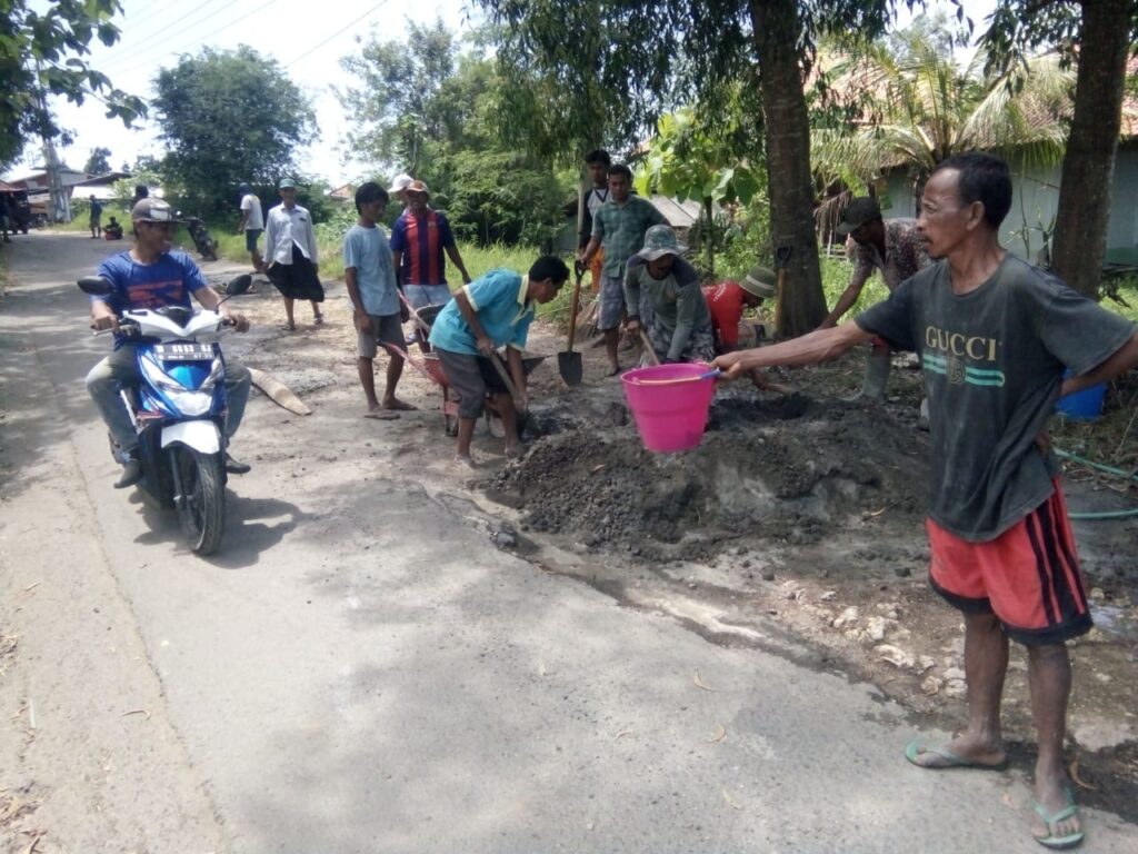 Sejumlah Pemuda Perbaiki Jalan Kombengan Tanah Merah Secara Swadaya