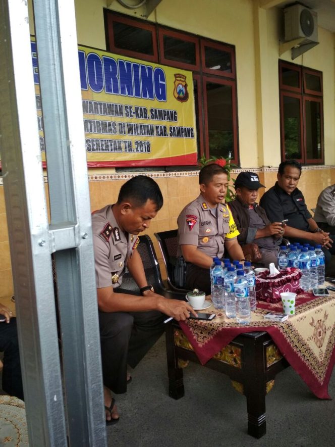 
Sesaat Kapolres Sampang AKBP Budhi Wardiman bersama jajaranya mengajak seluruh wartawan yang bertugas di Kabupaten Sampang Coffe Morning di Mapolres