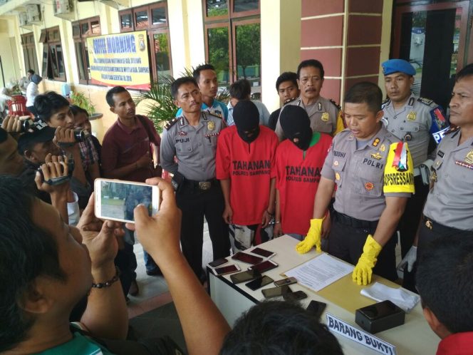 
Polisi Menunjukkan Barang Bukti Pencurian di Jalan Panglima Sudirman, Kelurahan Gunung Sekar, Kabupaten Sampang