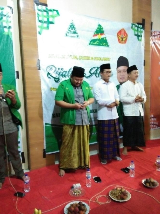 
Ra Latif (tengah) saat menghadiri acara Bulanan GP Ansor Bangkalan