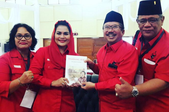 
Bambang DH saat memberikam sebuah buku kepada Puti Soekarno
