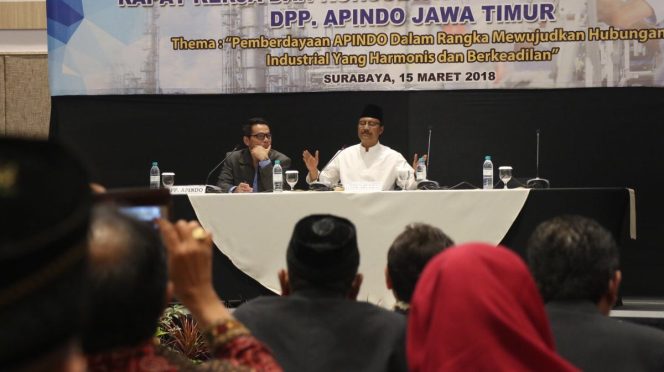 
Gus Ipul ketika berbicara di hadapan ratusan pengusaha dalam Rapat Kerja Asosiasi Pengusaha Indonesia (Apindo) Jawa Timur