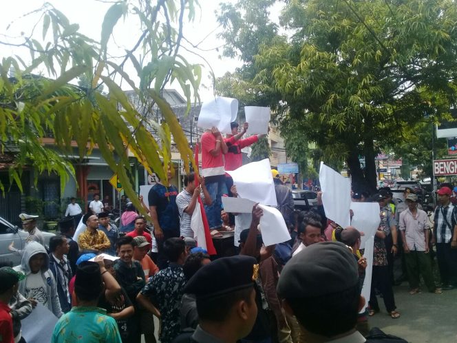 
Puluhan warga Tanah Merah menggelar aksi didepan Dealee Mitsubshi