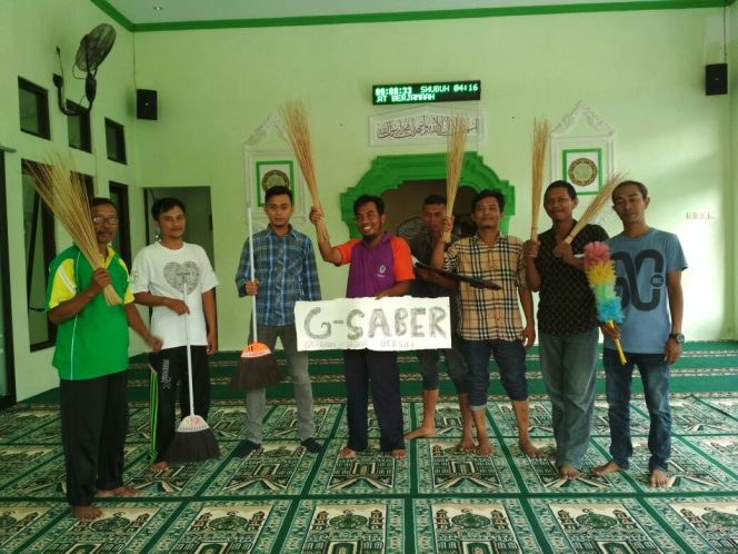 
Komunitad G-Saber saat bersih Bersih di Masjid Nurul Amin,  Perum Permata Selong,  Sampang Kota
