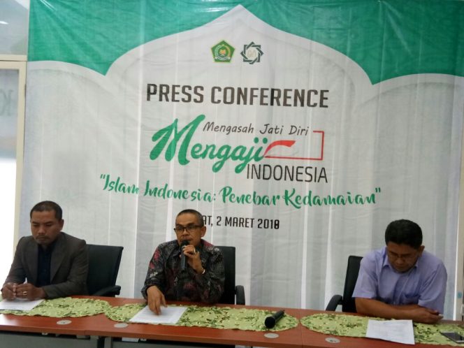 
(Tengah) Prof. Dr. H. Abd. A'la, M. Ag, Rektor UIN Sunan Ampel Surabaya