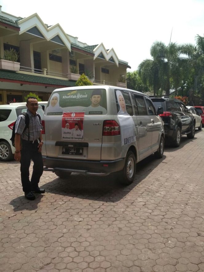 
Mobil Paslon Pilgub Khofifah-Emil tertempel branding/stiker Paslon,  saat berkunjung menyapa timsesnya di Jl.  Rajawali,  Gedung PKPN Sampang Kota