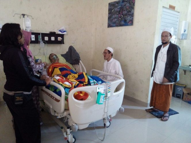 
Ra Imam saat mendoakan pasien di RSUD Syamrabu Bangkalan