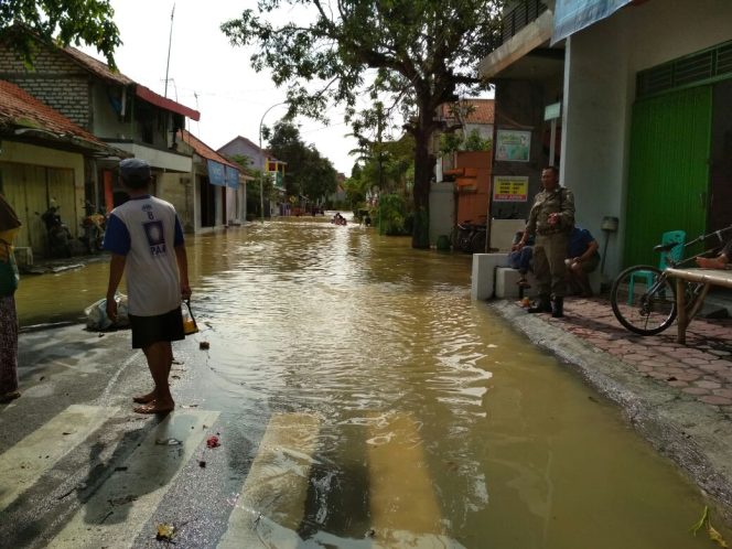 
Banjir menggenangi wilayah Sampang