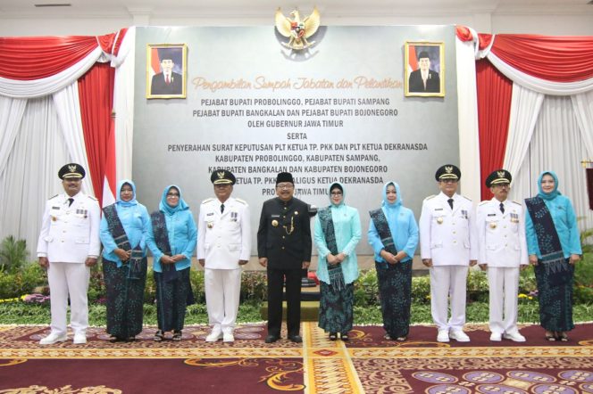 
Gubernur Jatim foto bersama dengan empat Pj Bupati yang baru dilantik