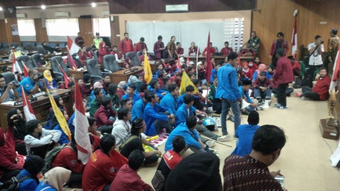 
Puluhan mahasiswa yang menggelar aksi di Kantor DPRD Sidoarjo