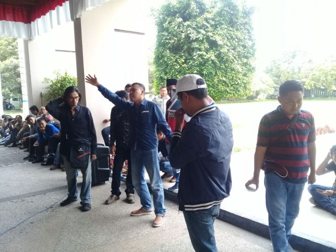
Sejumlah aktivis senior Bangkalan saat menggelar aksi di Kantor Bupati Bangkalan beberapa waktu lalu