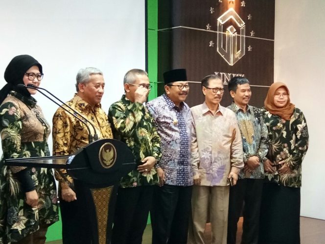 
Soekarwo foro bersama dengan civitas akademik UNUSA Surabaya