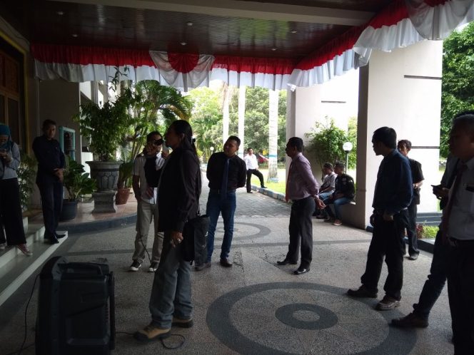 
Aktivis senior saat ngeluruk Kantor Bupati Bangkalan