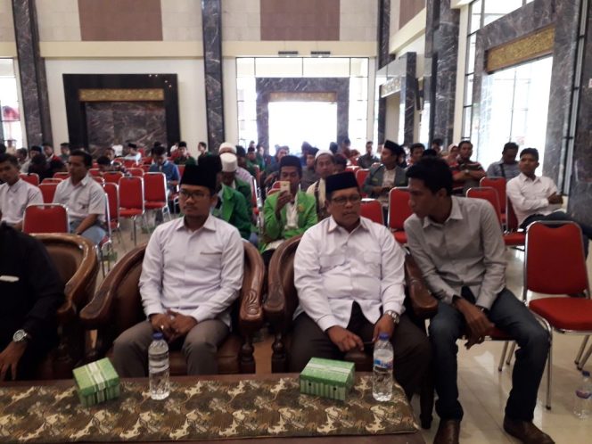 
Pasangan calon Bupati dan Wakil Bupati Bangkala Ra Latif - Mohni saat menghadiri acara Harlah IPPNU