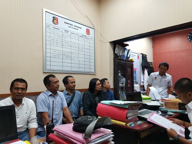 
Tujuh aktivis veteran saat melapor ke Polres Bangkalan
