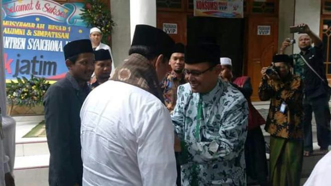 
Pengasuh Ponpes Syaikhona Muhammad Kholis KH Fahrillah Aschol saat menyambut kedatangan Wiranto