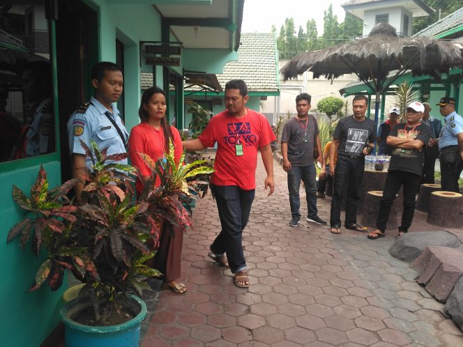 
Nurul Aini diamankan karena menyelundupkan pil Trex ke Lapas Banyuwangi