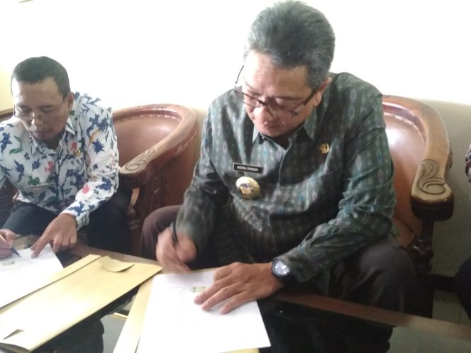 
Pj Bupati Bangkalan IG Ngurah Indra S Ranuh saat menandatangani surat pernyataan akan memenuhi tuntutan pendemo