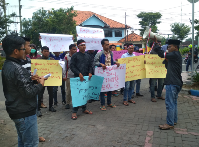
Puluhan pendemo mendatangi Kantor Bupati Bangkalan