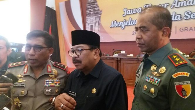 
Kapolda Jatim Irjen Pol Machfud Arifin (kiri) dan Soekarwo Gubernur Jatim setelah rapat koordinasi kemanan dan ketertiban Jatim