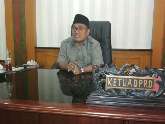 
Imam Ubaidillah Ketua DPRD Sampang, saat rilis pada sejumlah wartawan di ruang kerjanya