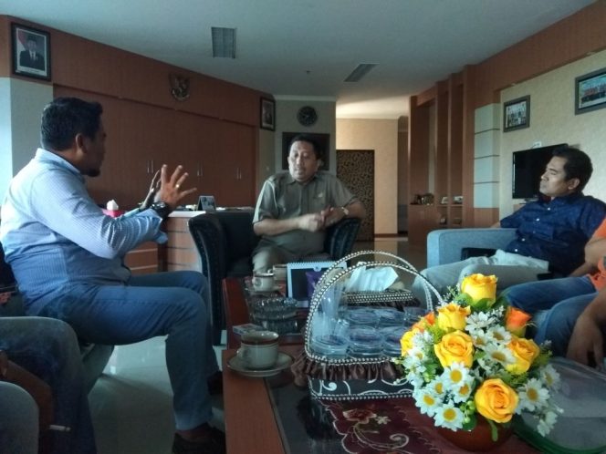 
Rektor UTM Muh Syarif (tengah) saat menerima kunjungan tim redaksi lingkarjatim.com