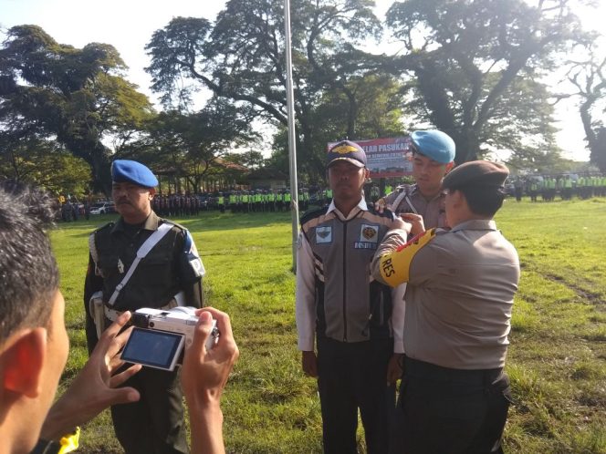 
Penyematan pin Operasi Patuh Semeru 2018 oleh Kapolres Bangkalan pada petugas