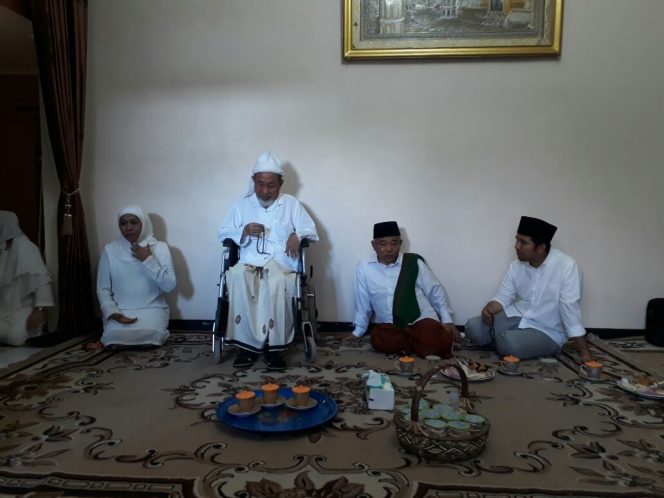 
Paslon Cagub Cawagub Jatim Khofifah-Emil bersama Pengasuh Ponpes Nurul Cholil KH Zubair Montashor