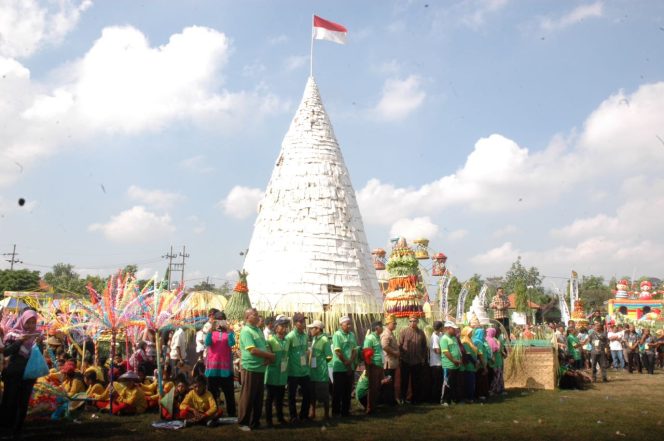 
JUMBO: Tumpeng Tempe Setinggi 11 Meter Sebagai Wujud Syukur