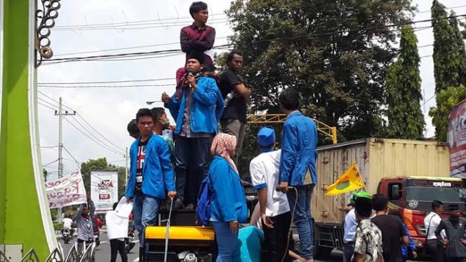 
Ketum PC. PMII Situbondo Achmad Hasan Saat pimpin Demonstrasi