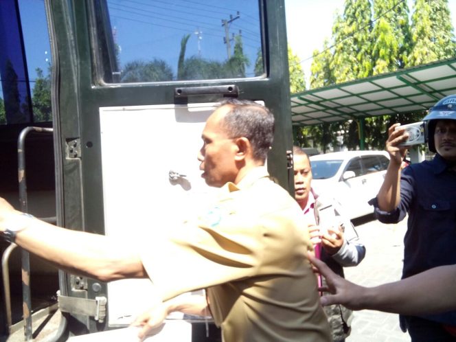 
Proses penahanan Harry Suryanto Kepala Desa Wanokupang, RT 5 RW 3, Kecamatan Balongbendo