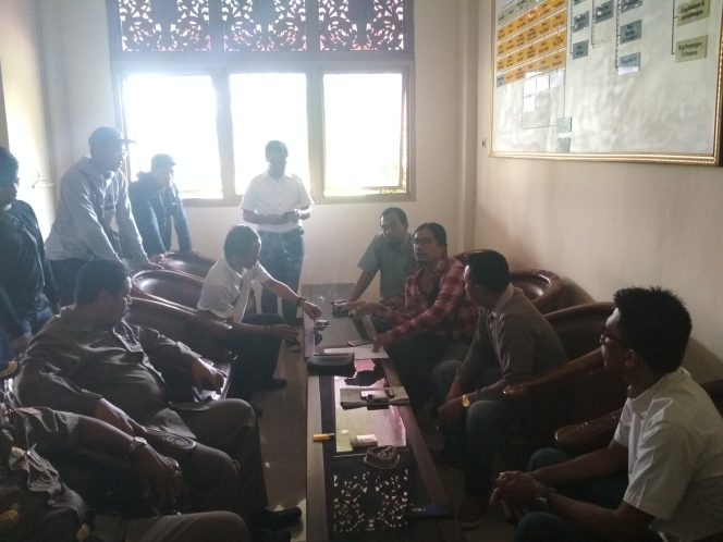 
7 aktivis senior Bangkalan saat berada di Kantor Bupati Bangkalan