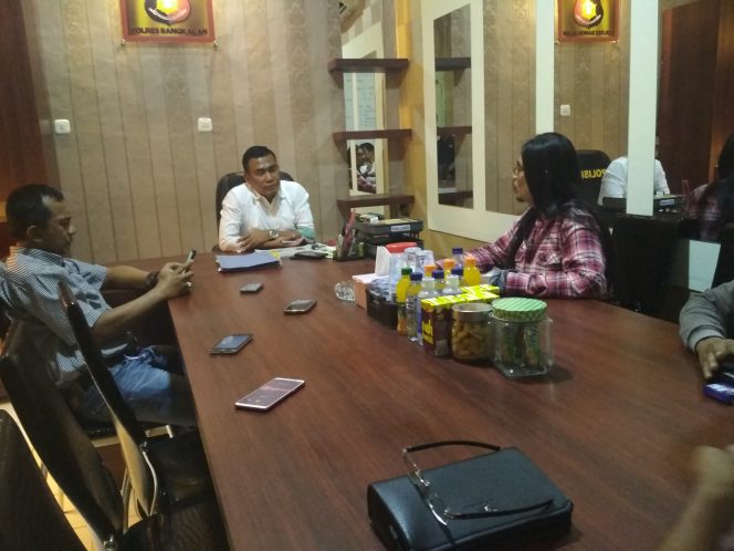 
Kasatreskrim Polres Bangkalan AKP Jeny Aljauza saat menemui para aktivis senior Bangkalan