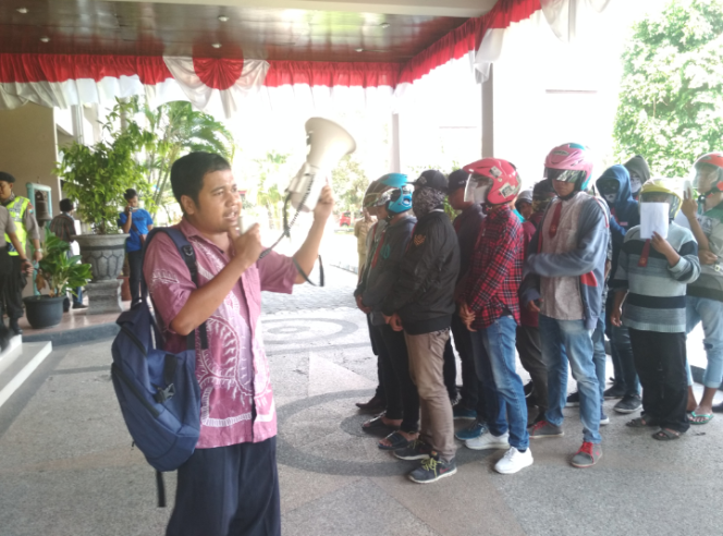 
Peserta aksi demo saat berada didepan Kantor Bupati Bangkalan