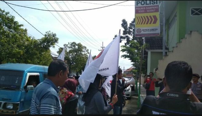 
Jaka Jatim demo di depan kantor Polres Sampang