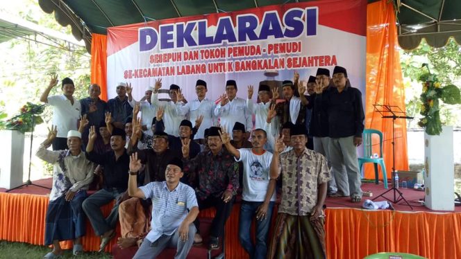 
Sesepuh dan Pemuda Labang saat deklarasi dukungan kepada pasangan Cabup-Cawabup Ra Latif-Mohni di kediaman Ahmad Subadar