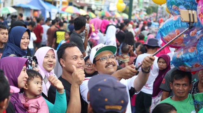 
Gus Ipul selfie dengan warga Pasuruan