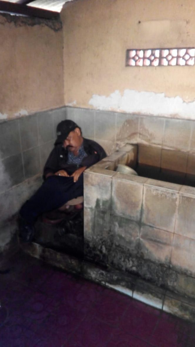 
Sosok mayat yang ditemukan di kamar mandi pos lantas Bakalan Balongbendo