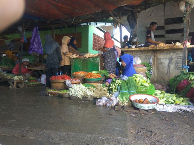 
Sejumlah pedagang di pasar Anom Sumenep