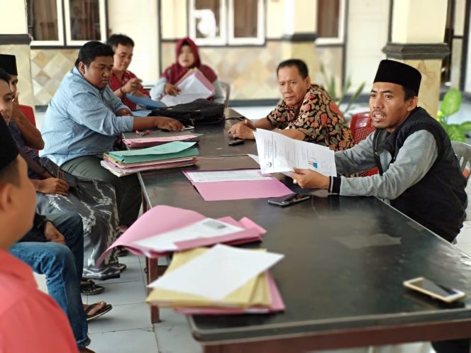 
KPU Sampang saat monitoring di Kecamatan Pengarengan, Kabupaten Sampang