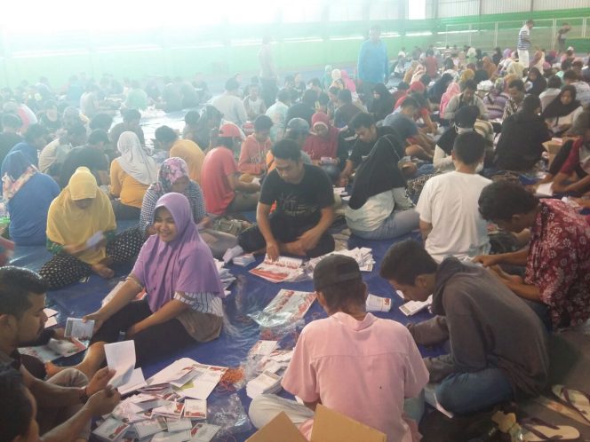 
Aktifitas pelipatan surat suara di gor indoor Sampang Kota