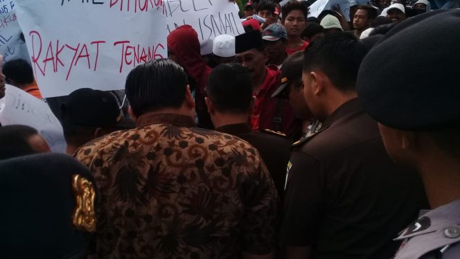
Massa aksi didepan kantor Kejaksaan Negeri Sampang
