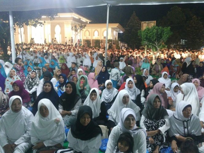 
Ribuan orang hadiri istighosah tim relawan Khofifah di Gresik