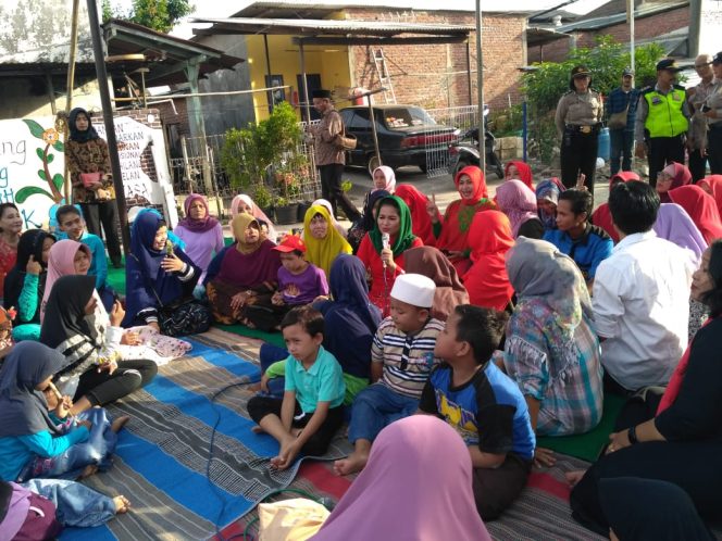 
Puti Guntur Soekarno saat menghadiri penyuluhan pendidikan anak anti Radikalisme di Kampung Payung , Desa Wedoro, Kecamatan Waru