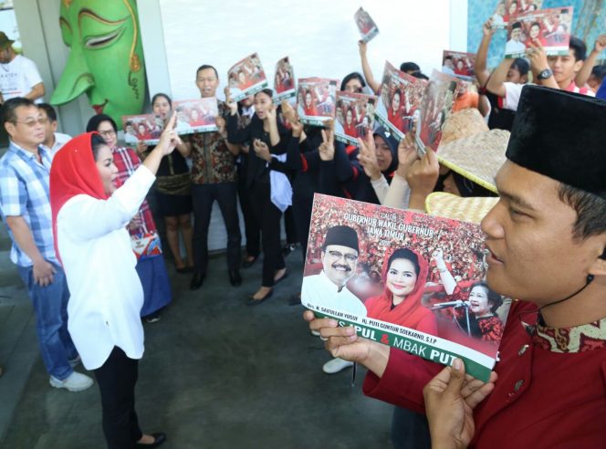 
Warga saat mendatangi calon Wakil Gubernur Jawa Timur Puti Guntur Soekarno 