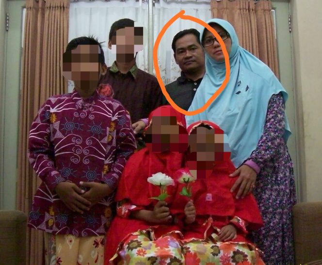 
Dita Oeprianto pelaku bom di Surabaya (dalam lingkaran)
