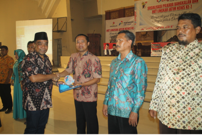 
Syaiful Mannan saar menerima penghargaan sebagai guru teladan