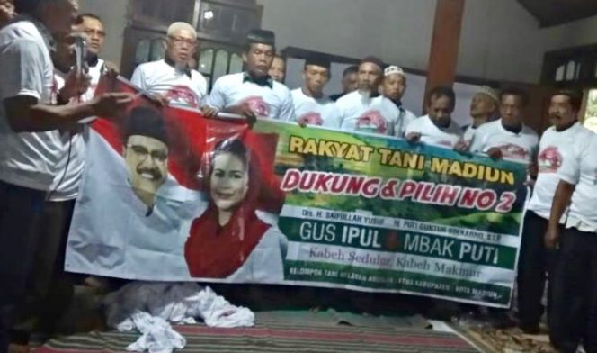 
Rakyat Tani Madiun saat deklarasi mendukung pasangan calon Gubernur Syaifulah Yusuf dan Puti Guntur Sukarno, (Foto: Istimewa/ Lingkarkan)
