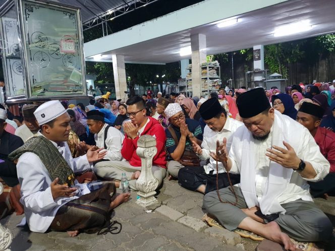 
La Nyalla Mattalitti saat melakukan doa bersama di komplek wisata Sunan Ampel Surabaya, ( Foto: Istimewa/ Lingkarjatim)