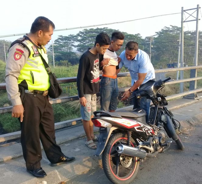 
Anggota Polsek Jabon saat melakukan pemeriksaan pada salah satu pengendara kendaraan roda dua, ( foto: istimewa/ Lingkarjatim)